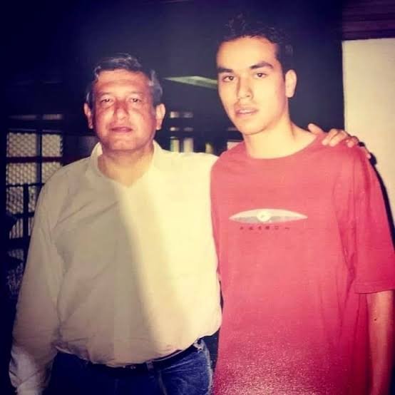 Jav_PB35's tweet photo. @AlvarezMaynez Que tiempos aquellos cuando te llevaban al vapor a tallarle la espalda... https://t.co/Nk3yySj4pa