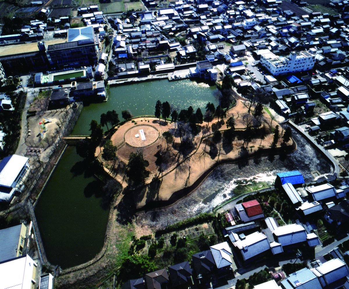 tenri_bunkazai's tweet photo. ☆九博 #鏡展 で黒塚古墳三角縁神獣鏡が展示
豊前石塚山1・2号鏡と黒塚29・30号鏡、石塚山5号鏡と黒塚27号鏡がそれぞれ同笵関係で、となりどうしに並ぶ。これはすごい。
九州国立博物館特別展「卑弥呼の鏡」10/31から
https://t.co/xBABUuP36X
天理市の黒塚古墳展示館もぜひ！
https://t.co/Wc3NXJrp33 https://t.co/BrlJjriceM
