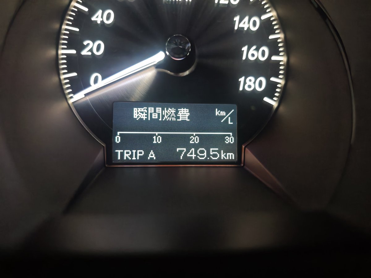 _t445's tweet photo. そういえば昨日引き取って750キロほど合計走ったんですけど本当に税金以外文句が無い
流石に4.6のV8は余すほどのパワーもトルクもあって高速巡航めっちゃ楽だしエンジンも静かだし100〜120巡航だとリッター14〜15ぐらいまで伸びる優秀っぷり
燃費の良さは普通にびっくりしちゃった https://t.co/PkVEc4KN15