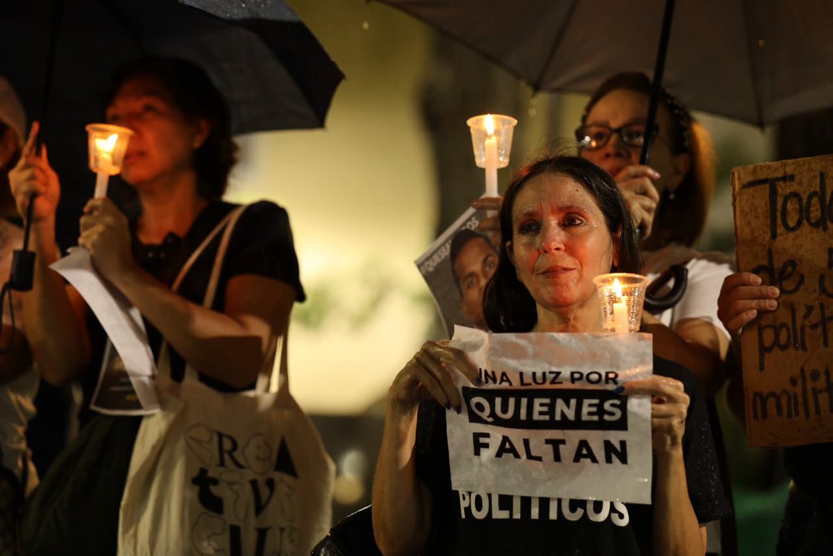 VenEsVenezuela's tweet photo. La lucha no se olvida. 

Seguimos levantando la voz por los que hoy siguen injustamente privados de libertad. 

Que la luz de la justicia brille para todos los que sufren una oscura prisión. 

HASTA QUE EL ÚLTIMO SEA LIBRE. 

#QueSeanTodos https://t.co/xYDD0W9VC6
