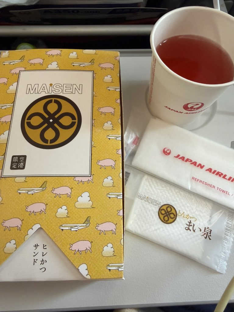 M_EnDer22_J's tweet photo. やっと乗れた！
サブチャングッズを身につけて
JALの翼で北の大地へ✈️
スカイタイムと朝食を添えて🥪

#JALサブチャンネルはじめました
#JALサ部
#スカイタイム美味しい https://t.co/yNzrZSIMn6
