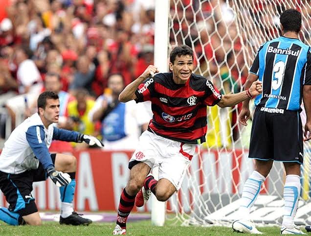 BrunoGuimaLopes's tweet photo. "Minha única vaidade é ver o Flamengo vencer."
Ronaldo Angelim (2011).

"Estou aqui para servir o Flamengo." Bruno Henrique (2026)

Dois ídolos separados pelo tempo mas unidos pelo amor ao clube. https://t.co/fVfaveBdQX