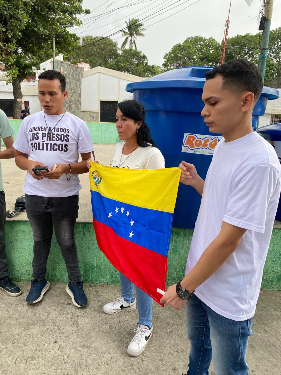 VenteVargas's tweet photo. Hoy elevamos una oración desde la parroquia Catia la Mar por la Libertad de todos los presos políticos 🙏🏻🕯️

¡Que sean Todos! 🇻🇪

#LibertadParaTodosLosPresosPoliticos https://t.co/MPl2LRcbJI
