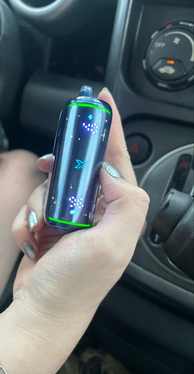 soraflopp's tweet photo. ME AND OOMF JUST FOUND OUT WERE IRLS OF 13 YEARS BC SHE WAS SHOWING ME HER VAPE AND SHE FOLLOWS ME ON HER VAPE 😭😭  HER VAPE HAS TWITTER 😭😭 https://t.co/FFPaqOLdTI
