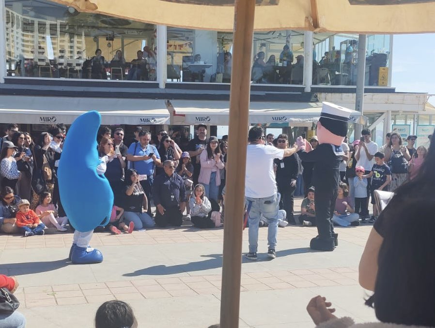 _ESVAL's tweet photo. 💧✨ La Gotita salió a farmear aura ✨

Nuestra #Gotita de #Esval llegó hasta Playa Los Marineros, en Viña del Mar, para protagonizar una épica batalla de aura junto a otros corpóreos. 😎🔥

¿Quién se llevó la corona? 👑 Eso lo dejamos a criterio del público… 😂

#farmearaura https://t.co/cxHgpxNjpb