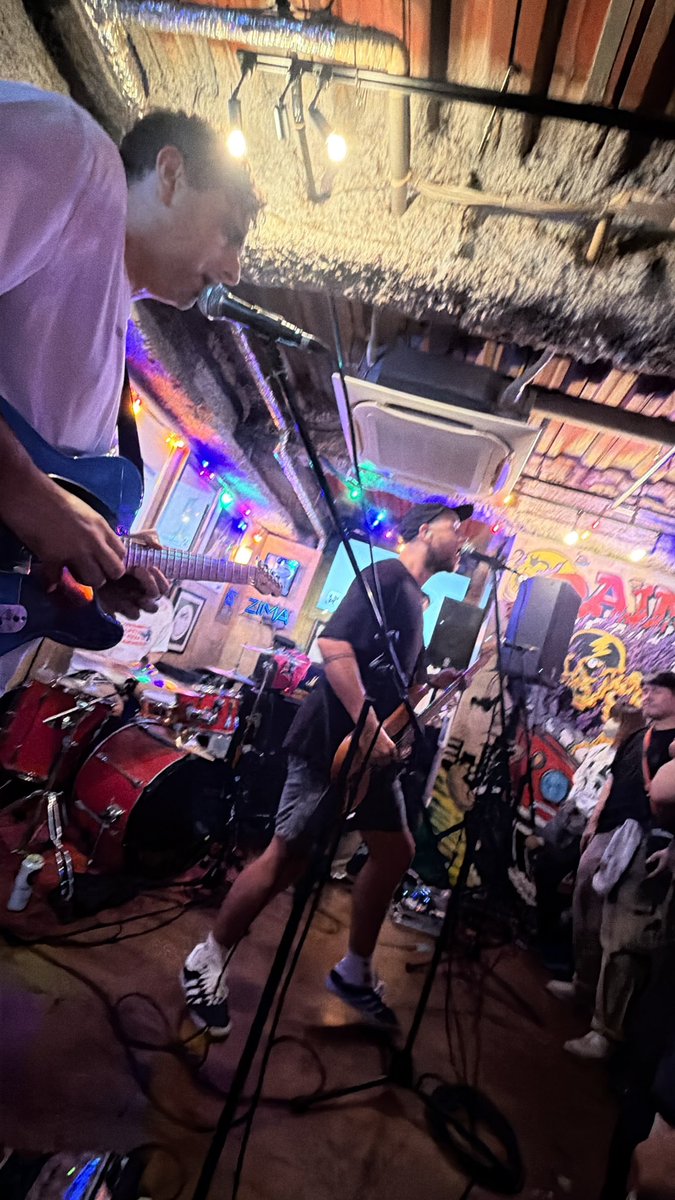 bear_heart0423's tweet photo. #西中島RAINBOW
で見るコンストのライブ
全マシマシで最高やったー‼️🙌🏼
この位置から見るとワチャワチャや笑顔😄泣いてるフロアーが幸せいっぱいで溢れてたー🤗
そうさせてくれるライブをありがとうございます🫶🏻
#コンスト

初見の #SIGHTS #LABRET もすっげぇかっこ良かった✊🏻 https://t.co/B8EllLDXKa