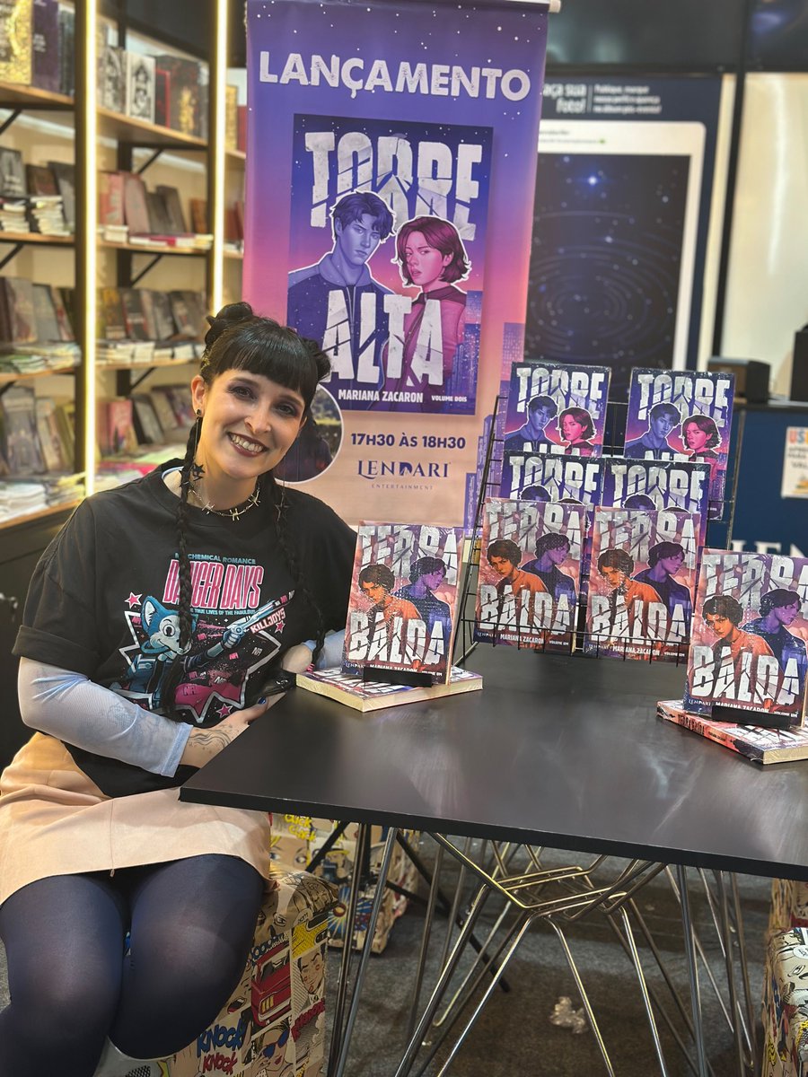 MariZacaron's tweet photo. Momentos lindos com gente linda na Bienal ontem 🥹 E várias pessoas levando meus livrinhos pra casa 💜 https://t.co/fEp6um19V8