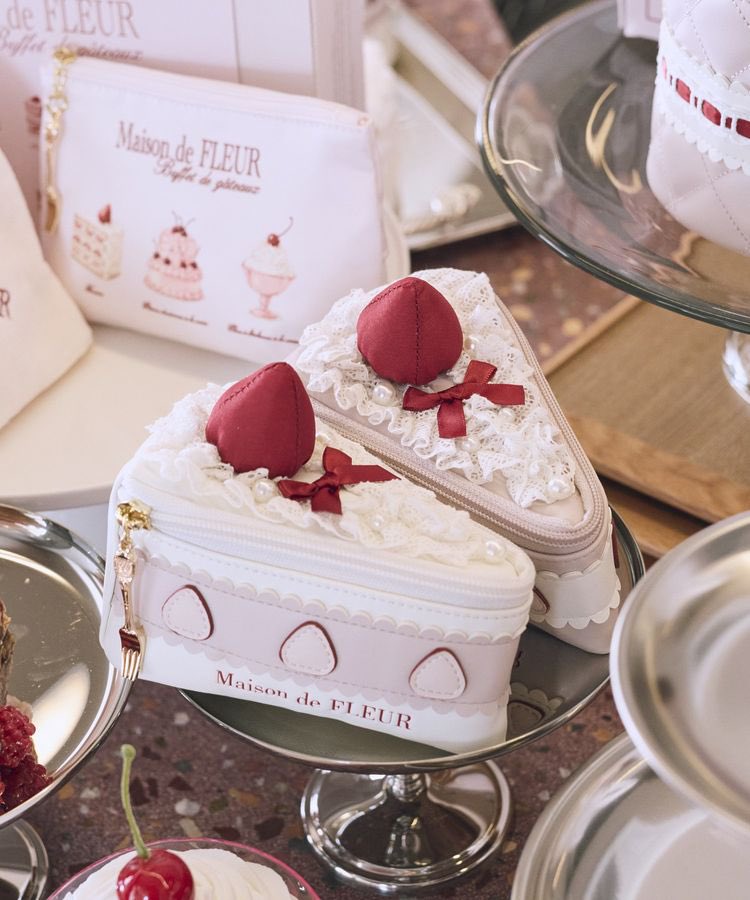 MaisondeFLEUR1's tweet photo. ＼明日9/15(tue)20:00～ストライプクラブ先行販売🍰／

Anniversaire Collection「Buffet de gâteaux」から、いちごのショートケーキをモチーフにしたトライアングルポーチが登場🍓

ファスナーの引き手には、オリジナルのフォーク型チャームをプラスしました🎀

ストライプクラブ先行販売：9/15(tue)20:00～
ルミネ池袋店：9/17(thu)～
全国SHOP：9/18(fri)～
ZOZOTOWN：9/18(fri)12:00～

デザインの詳細はこちら▽
https://t.co/NPZb0R8iIn
