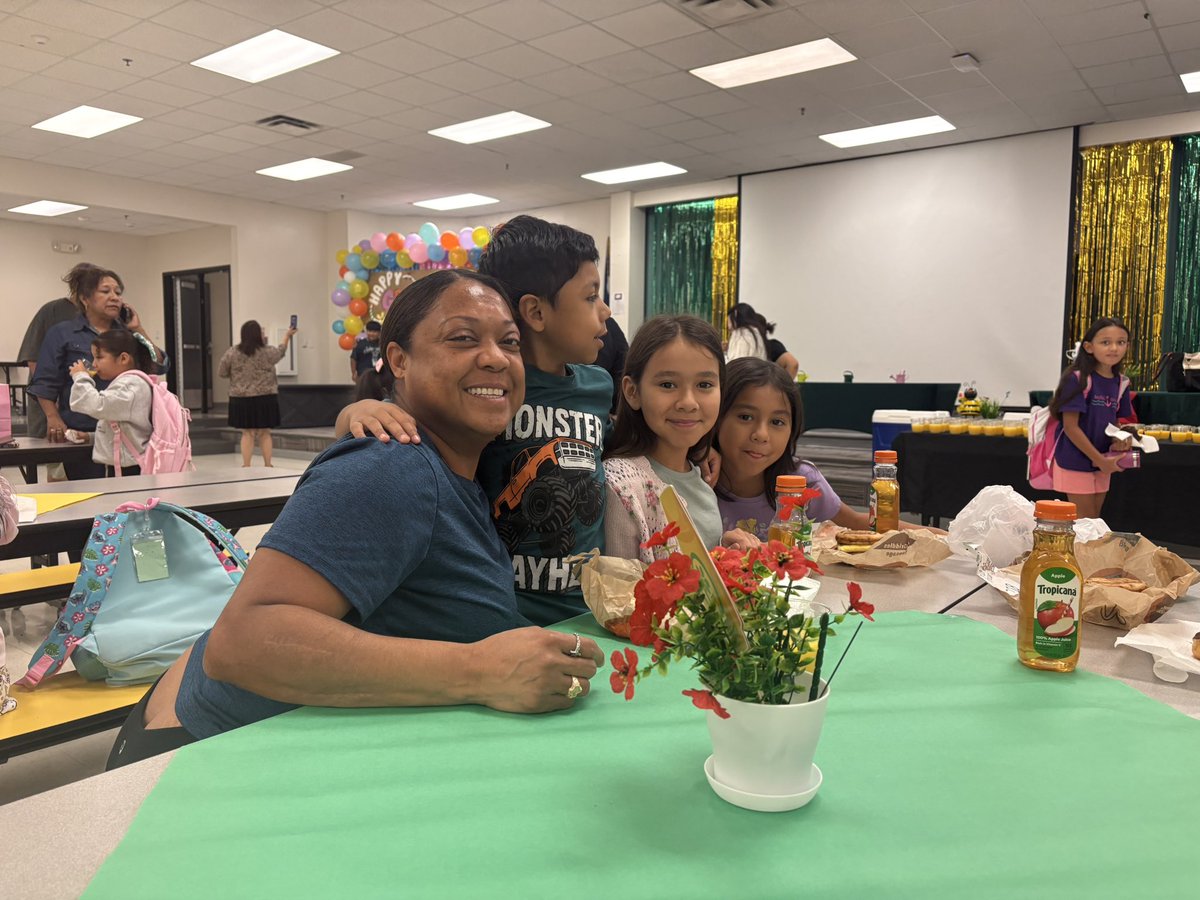 tkstramb's tweet photo. Grandparents Day was a blast @Ethridge_Bobcat @gisdnews https://t.co/DAvfJ3RXES