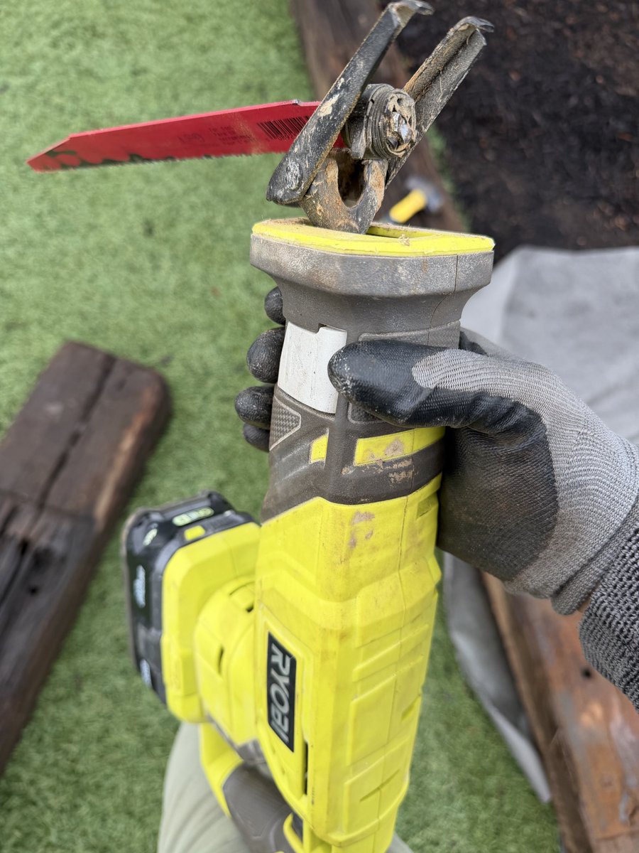 hidedejected's tweet photo. @RYOBItoolsusa thank you for making the worlds weakest tools. https://t.co/m8oHgvvDyI