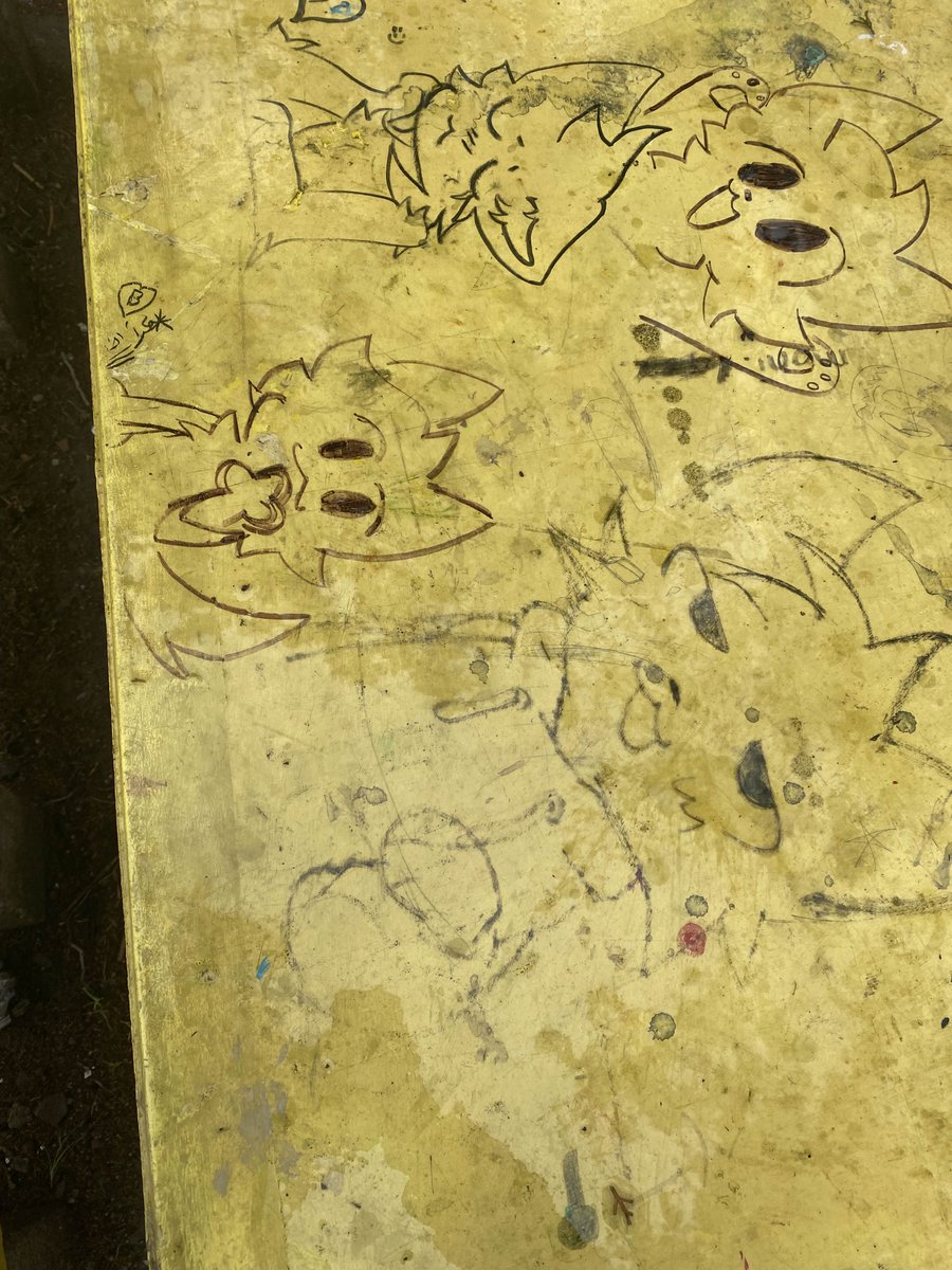 Polloconpas's tweet photo. Cuando iba en la secundaria me acuerdo que en las mesas del jardin un tipo dibujo a boy kisser le tome foto y lo mande un server de dc, 3 años después entre al server de dc de nuevo y las encontré el que dibujo esto es un genio https://t.co/RtPBwuqkNy