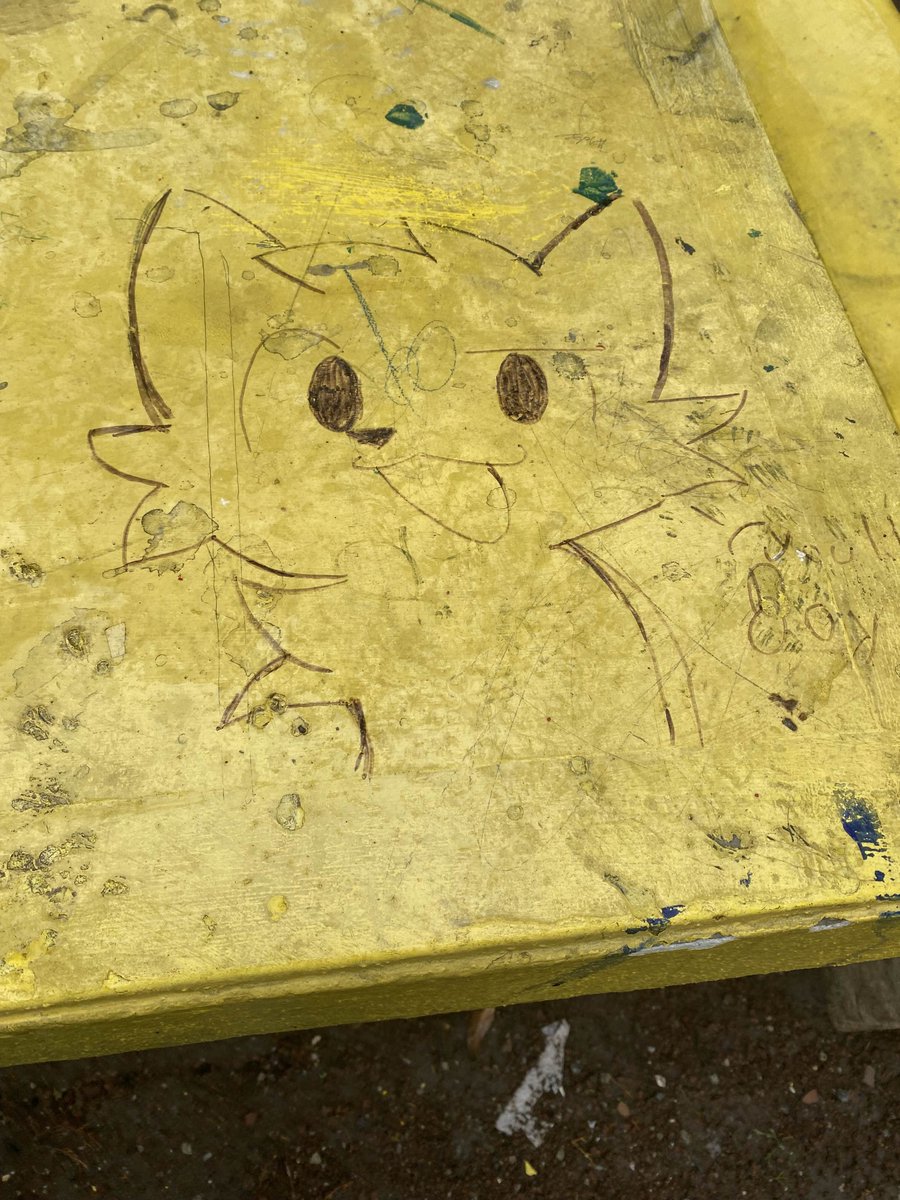 Polloconpas's tweet photo. Cuando iba en la secundaria me acuerdo que en las mesas del jardin un tipo dibujo a boy kisser le tome foto y lo mande un server de dc, 3 años después entre al server de dc de nuevo y las encontré el que dibujo esto es un genio https://t.co/RtPBwuqkNy