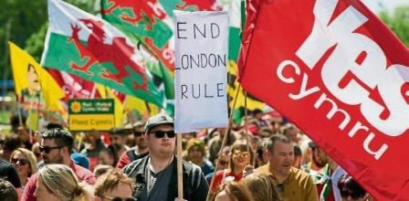 MartinDandach's tweet photo. En estas últimas horas me canse de escuchar a ingleses despreciar a los escoceses, galeses e irlandeses por el tema de la independencia. Desde que se anunció el referéndum solo estuvieron repitiendo lo inútiles que los consideran, lo poco que los necesitan y lo inferiores que son. Es decir, están haciendo lo que siempre: subestimar, despreciar y discriminar a países que exprimen. Cada vez mas claro por qué hay tanto odio hacia Inglaterra entre las naciones del reino. Además si tan poco los necesitan en Londres, que promuevan la independencia de todos y que colapse definitivamente el Reino Unido. Escocia, Irlanda y Gales son naciones libres y soberanas. 🏴󠁧󠁢󠁷󠁬󠁳󠁿🇮🇪🏴󠁧󠁢󠁳󠁣󠁴󠁿