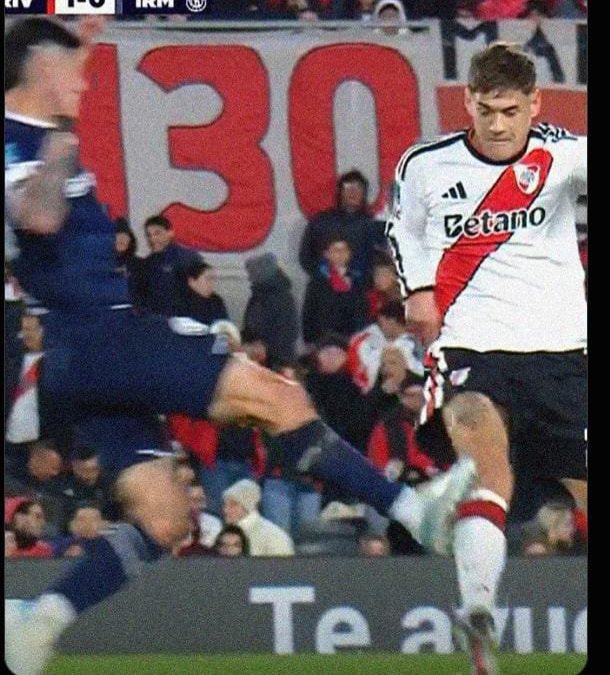 gusty_lopez's tweet photo. Los mismos que la semana pasada decían que el planchazo de la primera imagen no era para roja, ahora están desesperados pidiendo expulsión en la acción de la segunda foto.

Mexicanización total e indiscutible por parte de los antiRiver. https://t.co/lgXYHbS3yQ