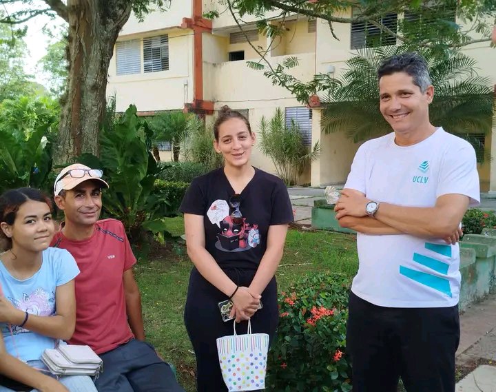 AnibalHG02's tweet photo. 🤗🇨🇺🎓 Recibe la #UCLVnuestra a sus nuevos estudiantes de primer año.

👍🏻📚 Éxitos en su formación académica en la universidad más multidisciplinaria de #Cuba 

#VillaClaraConTodos 

📷 De @uclvradio_ https://t.co/Iwird35Z9G
