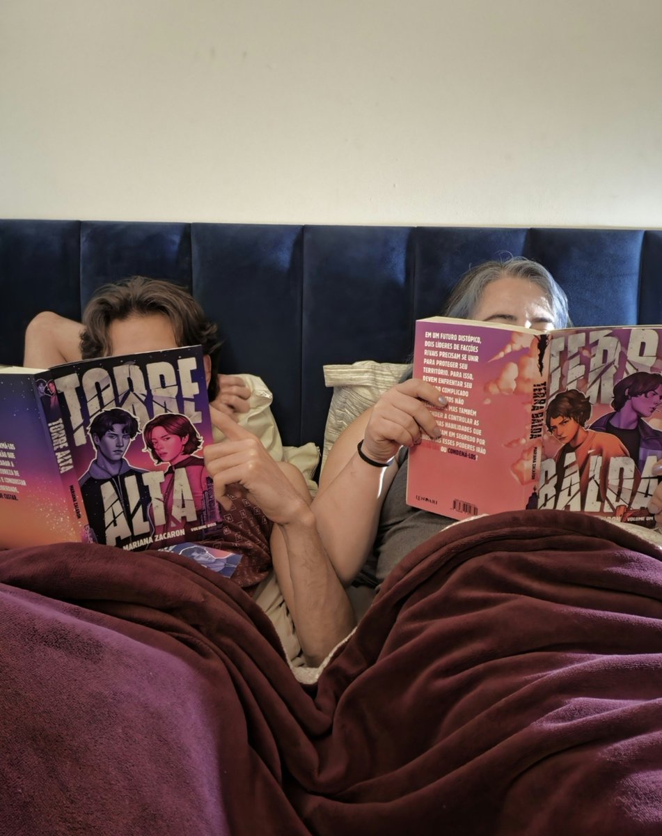MariZacaron's tweet photo. Uma das melhores fotos que eu recebi na vida 💜 Me mandem fotos lendo meus livros!!!! https://t.co/J0dxwrw5ly