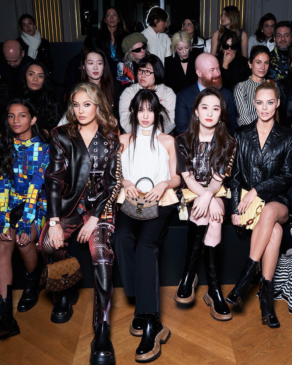 haerinlune's tweet photo. Hyein (14 years old) at Louis Vuitton Fashion Week. https://t.co/cCJ2YN4XQS