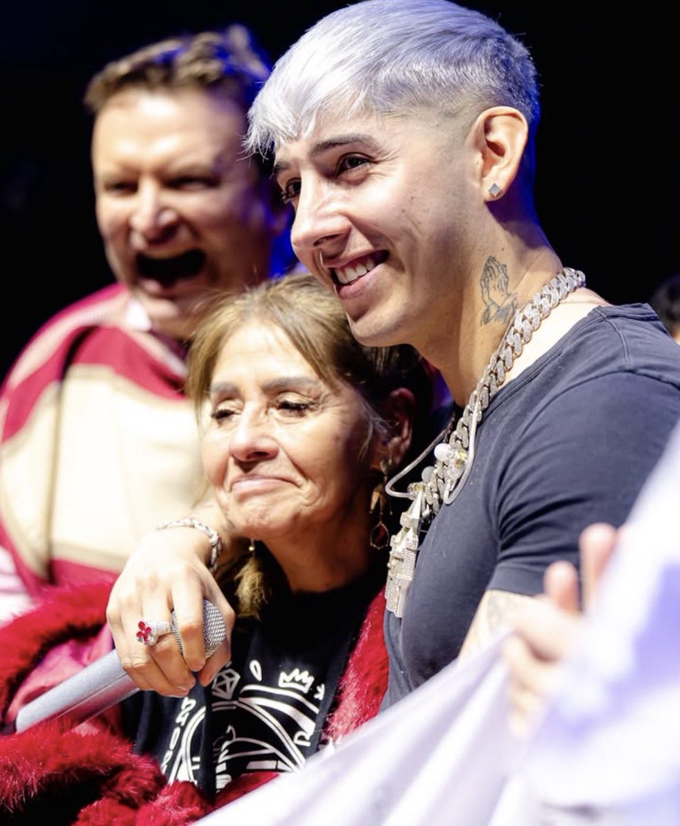 pailitadata's tweet photo. Pailita junto a su mamá tras recibir el reconocimiento como visita ilustre de Penco. ❤️‍🩹 https://t.co/edxjMhsyVr
