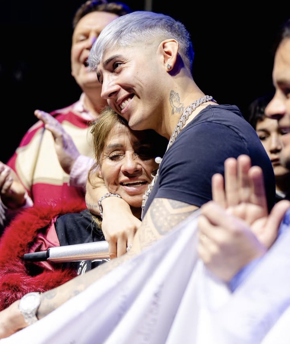 pailitadata's tweet photo. Pailita junto a su mamá tras recibir el reconocimiento como visita ilustre de Penco. ❤️‍🩹 https://t.co/edxjMhsyVr