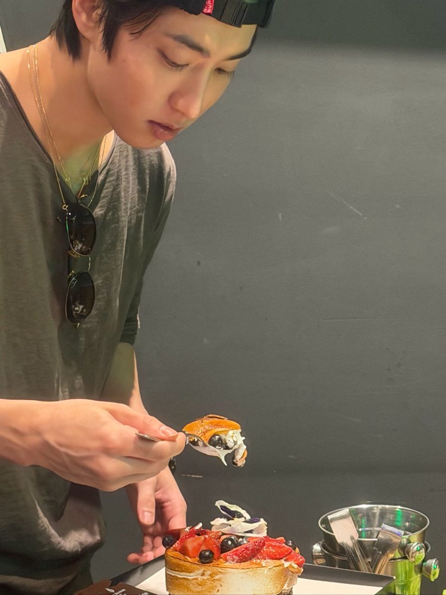 luvslinoring's tweet photo. acá nos damos cuenta que skz no necesitan un pastel lleno de fondant porque ellos son felices con un cheesecake y un nude cake de latam 😭 https://t.co/NP969gTVAI