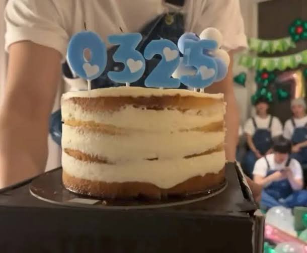 luvslinoring's tweet photo. acá nos damos cuenta que skz no necesitan un pastel lleno de fondant porque ellos son felices con un cheesecake y un nude cake de latam 😭 https://t.co/NP969gTVAI
