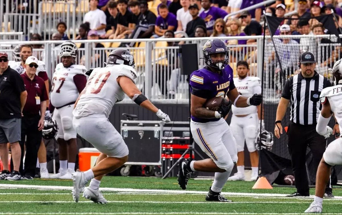 3DownNation's tweet photo. Around U Sports: Ottawa Gee-Gees upset Laurier to stay undefeated
Via @JohnDHodge
https://t.co/YmbNwFbLoM
#USports #OUA #CanadaWest #RSEQ #AUS https://t.co/xM6BMihkTU