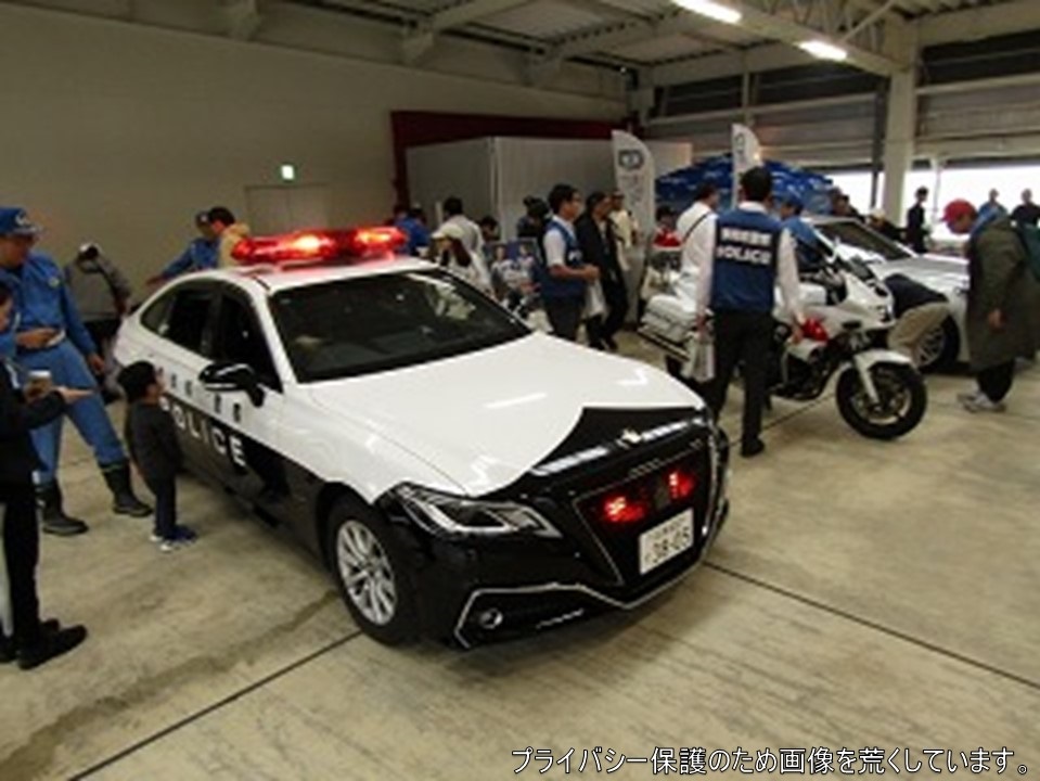 SP_kousoku's tweet photo. 富士スピードウェイの #KYOJOCUP イベントスペースで、御殿場署と共に車両展示や反応速度体験、交通安全ガチャなどの交通安全イベントを実施しました。
参戦中の #富士山静岡レーシング 様にもご協力を頂きました。
みなさん、安全運転よろしくお願いします。('◇')ゞ https://t.co/XLTfvrDBif