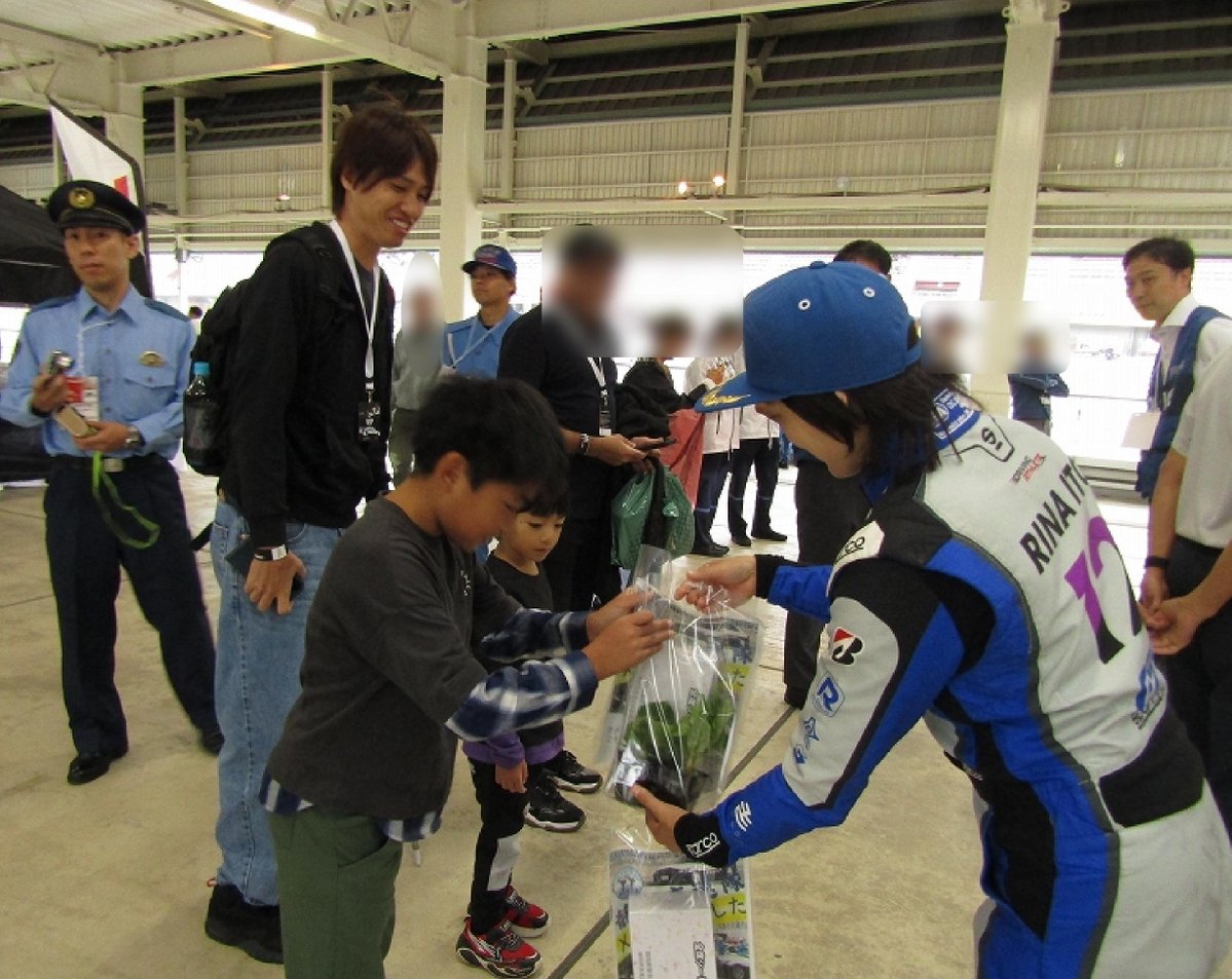 SP_kousoku's tweet photo. 富士スピードウェイの #KYOJOCUP イベントスペースで、御殿場署と共に車両展示や反応速度体験、交通安全ガチャなどの交通安全イベントを実施しました。
参戦中の #富士山静岡レーシング 様にもご協力を頂きました。
みなさん、安全運転よろしくお願いします。('◇')ゞ https://t.co/XLTfvrDBif