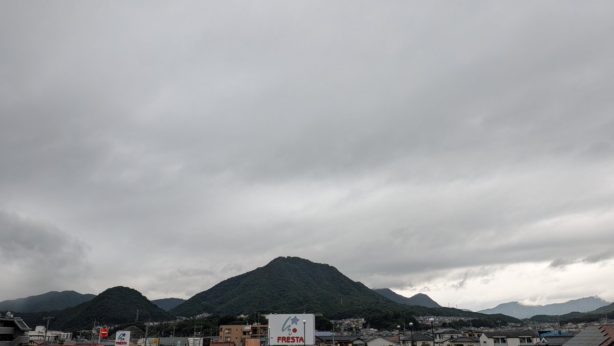 Tmshinza's tweet photo. 1枚目　西の空、��りそう
2枚目　南の空、振り始めてる
3枚目　西の空、降り出した
4枚目(動画)　ザーザー、ゴロゴロ https://t.co/CkNDymhtZF