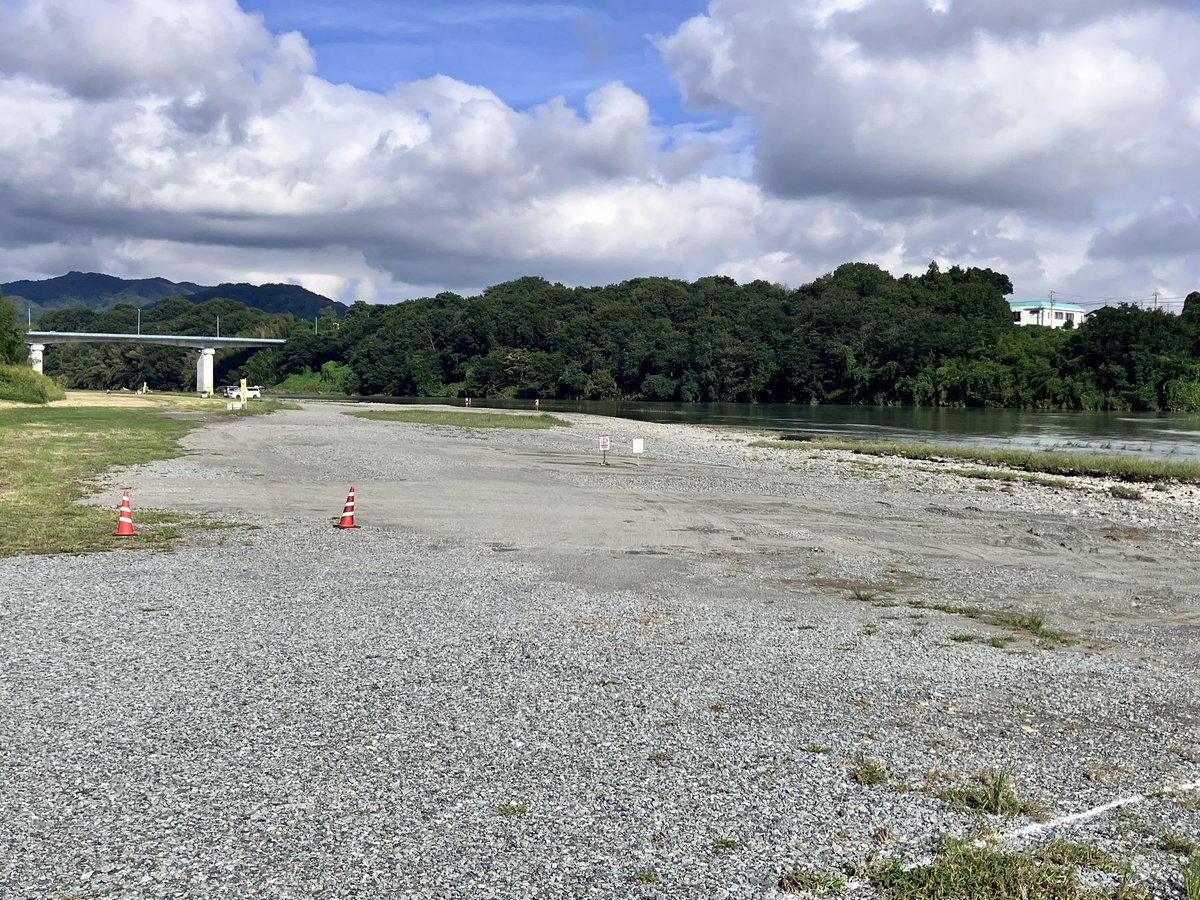 kawasemi_gawara's tweet photo. 【かわせみ河原　通常営業再開のお知らせ】
おはようございます。
青空が広がり空気の澄んだ朝となりました。本日より通常営業を再開します。河川増水により河原が大幅に狭くなりましたが、皆さまのご理解とご協力に感謝いたします。皆さまのお越しをお待ちしております。
#寄居町　#かわせみ河原 https://t.co/1YBOCLrgYJ