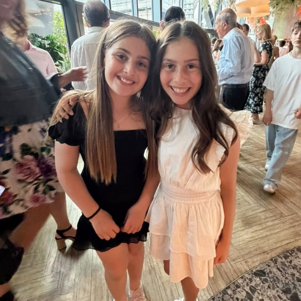 ChrisSmith3559's tweet photo. Gorgeous Alice and Scarlett at UofC. Photos by @katiejnyc, in collaboration with @shopsummerloving. https://t.co/G2mOaoeSND