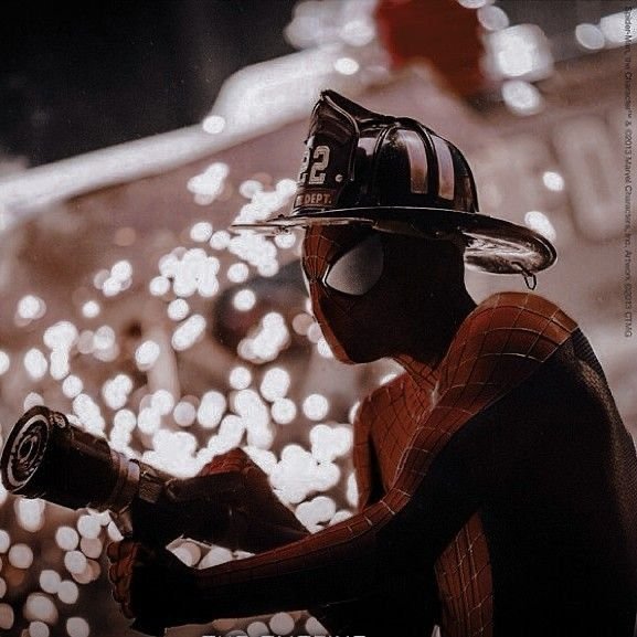 SPID3RSKUL's tweet photo. ———— ¡Miren! 
¿Quien creen que ya es bombero? 
Espero que Spider-man use mi casco algún día. https://t.co/woYy8C626R