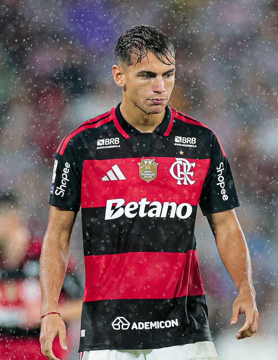 JoaqunFreibccp's tweet photo. Una noche que nunca voy a olvidar. Mi primer partido en el Maracanã con Flamengo, frente a nuestra gente, y pude dar una asistencia. Muy feliz por vivir este momento con esta camiseta.❤️🖤 https://t.co/9Ds7T5duCC