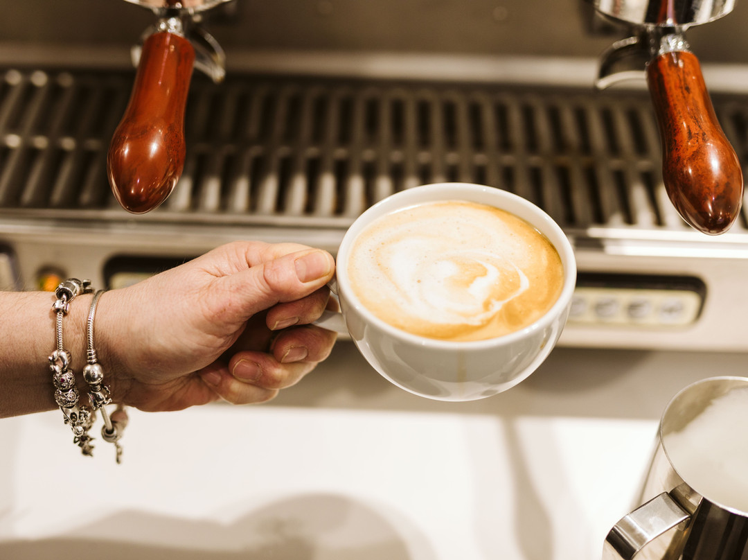 KyongJoriscff's tweet photo. Hey, coffee buddy! Just grabbed your favorite iced latte on my way over—saved you a seat, wanna chat about that project you mentioned earlier https://t.co/IozJTZuqN8