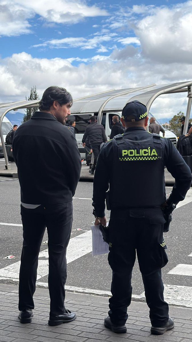 camirojas_g's tweet photo. No podemos permitir que se normalice este abuso ni una posible vulneración del derecho a la libertad de expresión de Samuel Adrián.

Aquí hay algo mucho más profundo en juego: el derecho que tenemos como ciudadanos a denunciar, informar y alzar la voz cuando consideramos que los derechos de los niños y adolescentes están siendo vulnerados.

La protección de los menores no es responsabilidad exclusiva de las autoridades. Existe un principio de corresponsabilidad que involucra a la familia, la sociedad y el Estado. Por eso, informar, denunciar y visibilizar situaciones que puedan afectar a niños y adolescentes también hace parte de una sociedad que no permanece en silencio.

La libertad de expresión y de información no puede convertirse en un delito simplemente porque una denuncia resulte incómoda.

Si Samuel Adrián actuó para visibilizar una situación que consideraba contraria a los derechos de los menores, lo que corresponde es garantizar el debido proceso y determinar los hechos conforme a la ley, no silenciar una voz por medio de la prisión.

Defender a los niños también significa defender el derecho a hablar por ellos.

#LibertadDeExpresión #SamuelAdrián #DerechosDeLosNiños #Colombia #NoAlSilencio