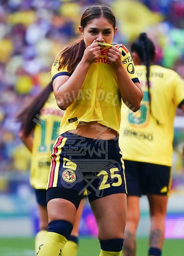 tudimebeto's tweet photo. Jana Gutiérrez besando el escudo del América después de hacerle un golazo a Tigres💛 https://t.co/wEaMjxoHxF