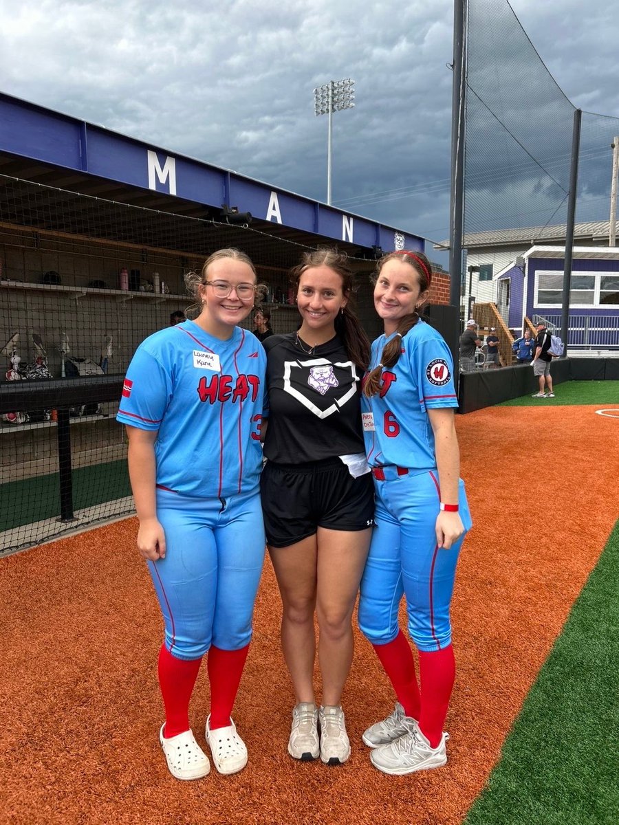 stlheatzimmer's tweet photo. Heat pitchers @AveryDeJohn_19 &amp; @LaineyKane2028 showed out at the @trumanstatesb camp. They even got to hang out with Heat SS and current Truman State player @paige_brayy! https://t.co/IKkLyLEWyQ