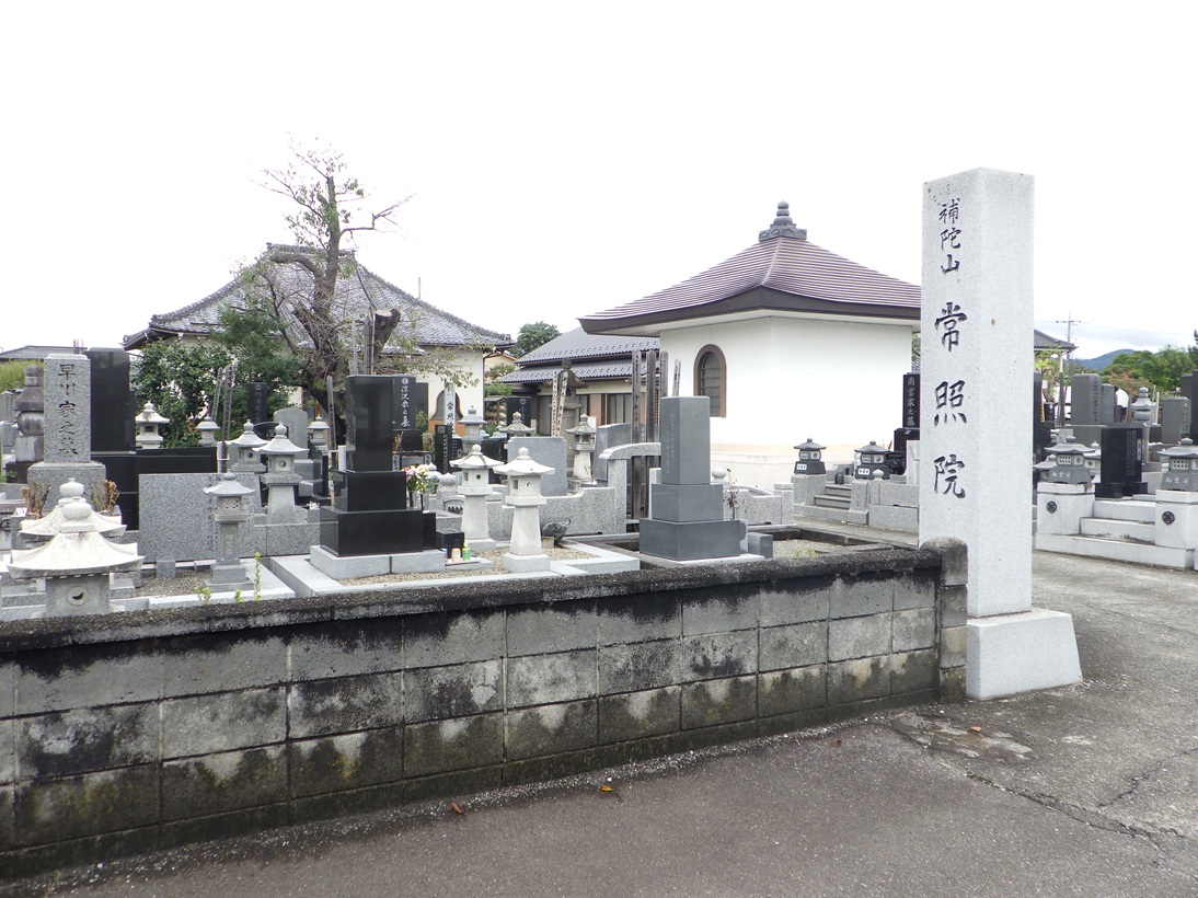 y_ujoh's tweet photo. 甲斐市西八幡の飯富氏屋敷。
常照院の北側に「おてい堀（阿宅屋堀）」跡の石碑があり、飯富虎昌の屋敷の用水堀だったそうです。
堀は地方病（日本住血吸虫症）撲滅のために埋められたとのことで、なるほど甲府盆地の平城があまり残っていないのはそういう理由もあるのかなと、ひとり大きく頷きました。 https://t.co/Mq7OmH7BRD