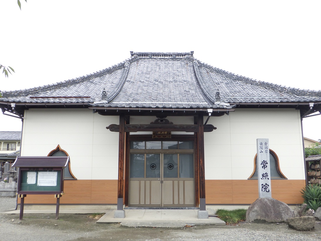 y_ujoh's tweet photo. 甲斐市西八幡の飯富氏屋敷。
常照院の北側に「おてい堀（阿宅屋堀）」跡の石碑があり、飯富虎昌の屋敷の用水堀だったそうです。
堀は地方病（日本住血吸虫症）撲滅のために埋められたとのことで、なるほど甲府盆地の平城があまり残っていないのはそういう理由もあるのかなと、ひとり大きく頷きました。 https://t.co/Mq7OmH7BRD