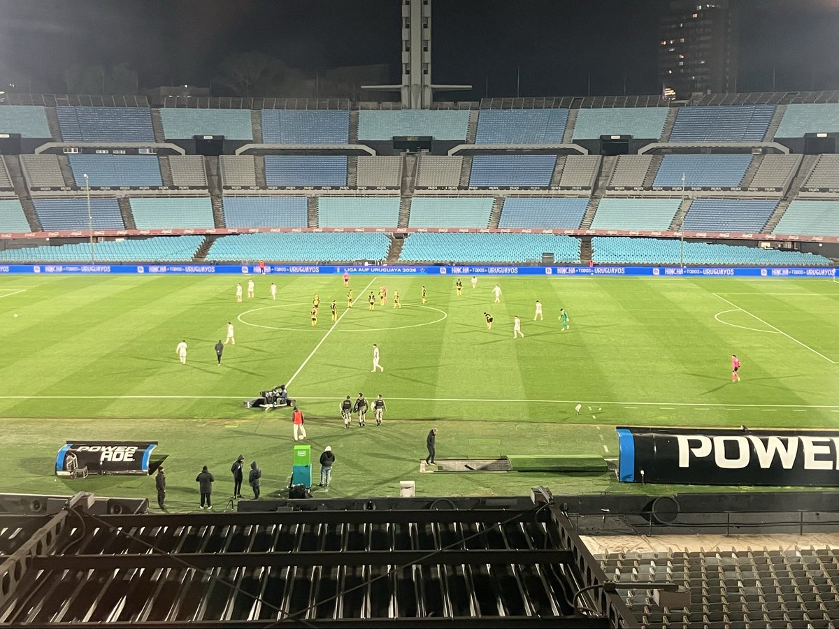 negroydecap's tweet photo. Este fin de semana Peñarol logró estirar aún más la ventaja con nacional. Después de jugar ambos sin público. https://t.co/b8VtTsBzSI