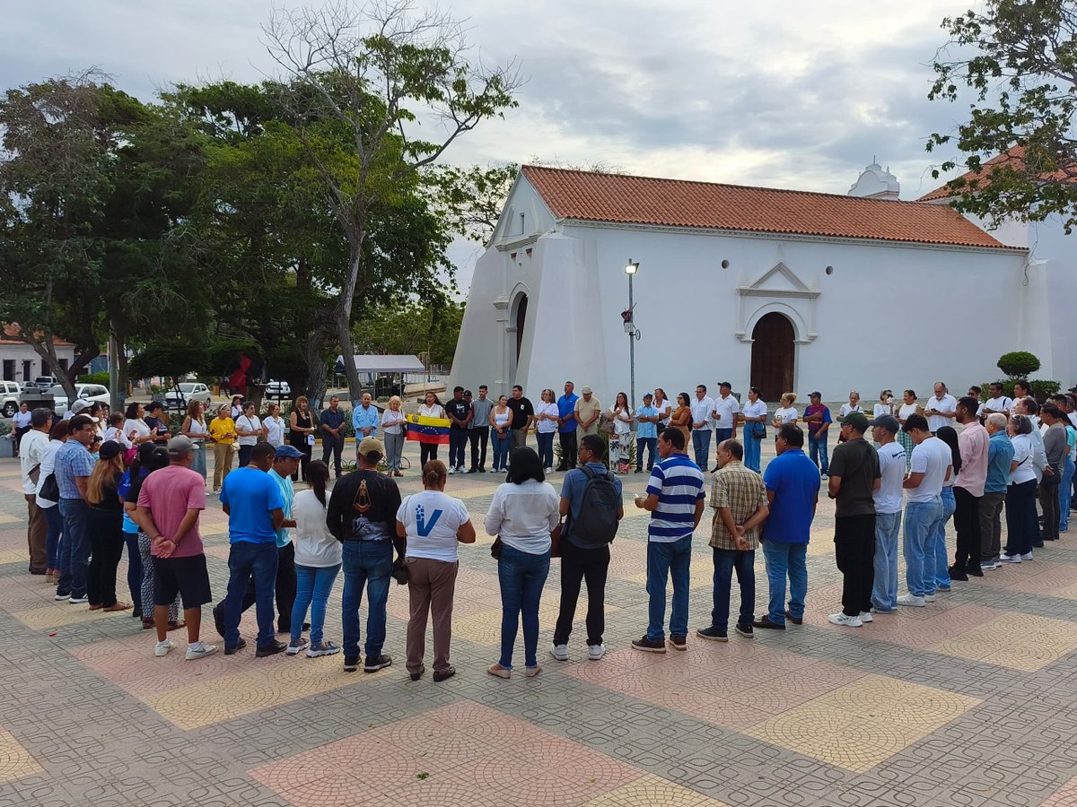 VenteNvaEsparta's tweet photo. "Cuando un pueblo se une en oración y en acción las rejas se abren" - Bower Rosas.
Oramos por la libertad de todos los presos políticos. No hay transición ni elecciones reales sin justicia y derechos humanos. 🕯️🇻🇪
#LibertadParaLosPresosPolíticos #QueSeanTodos https://t.co/hz4SbWJgUC