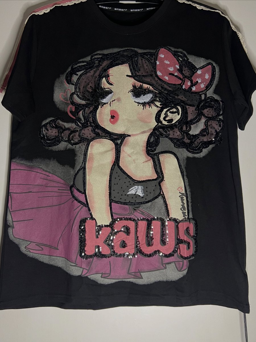 elcompadre034's tweet photo. Dark coquette con actitud: maxi franela negra oversized, femenina y urbana. Estampado con brillo, lentejuelas y encaje en los hombros. Entregas en Barquisimeto y envíos a toda Venezuela. Escríbenos al DM antes de que se agote. https://t.co/ak28fV1UAG