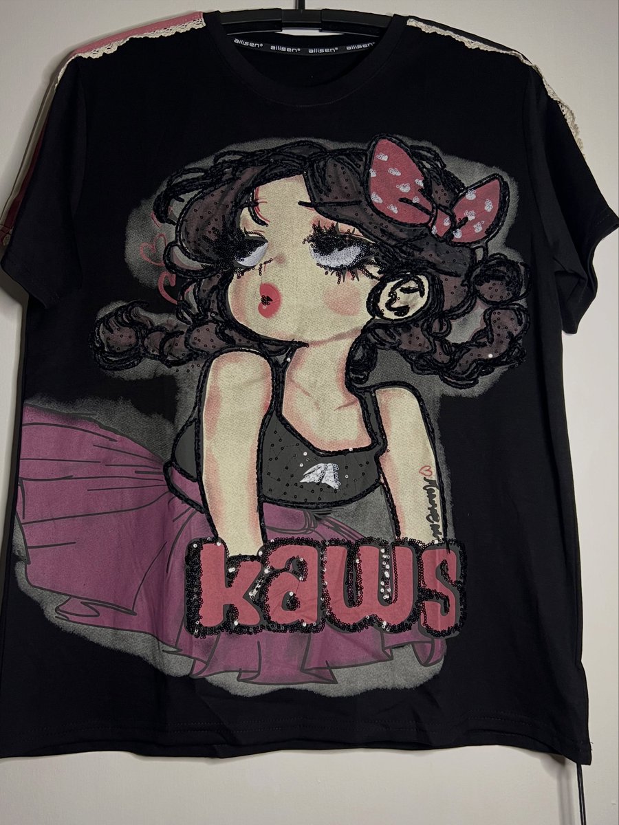 elcompadre034's tweet photo. Dark coquette con actitud: maxi franela negra oversized, femenina y urbana. Estampado con brillo, lentejuelas y encaje en los hombros. Entregas en Barquisimeto y envíos a toda Venezuela. Escríbenos al DM antes de que se agote. https://t.co/ak28fV1UAG