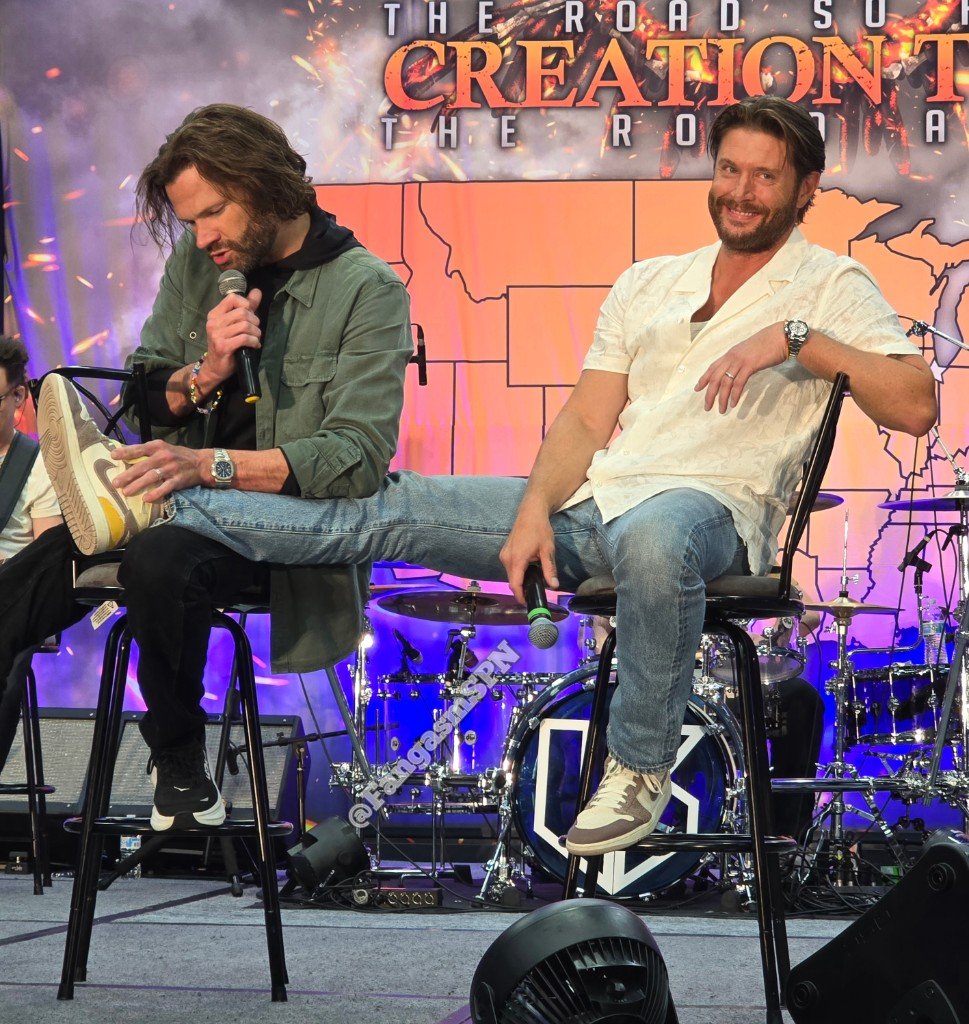 FangasmSPN's tweet photo. Quintessential j2 #SPNORL @jarpad @JensenAckles https://t.co/qfvKVlYY94