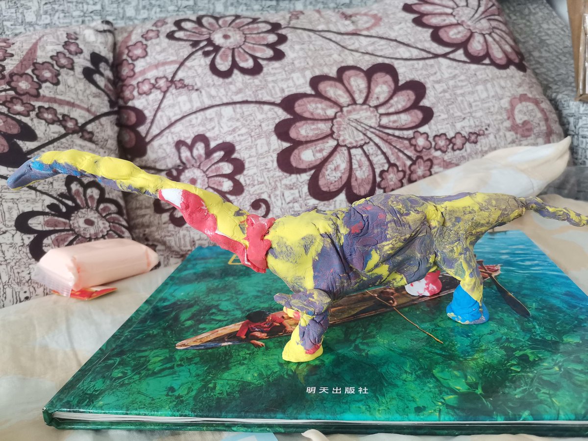 StephaniStxji's tweet photo. Fun after-school craft time with my kid! We made paper dinosaurs and laughed till our sides hurt—best way to wind down from the busy week! ， https://t.co/AQA1xcIoxs