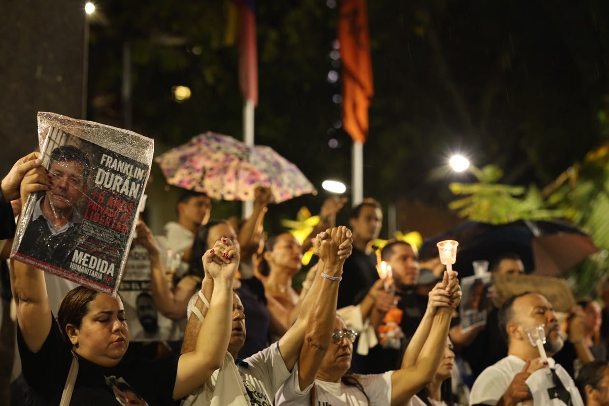 VenteVenezuela's tweet photo. 🕯️ VIGILIA POR LA LIBERTAD 🇻🇪🕊️

Cada familia que espera merece respuestas. Cada venezolano privado de libertad injustamente merece volver a casa.

Nuestra lucha no se apaga y nuestra voz no se silencia: ¡hasta que todos sean libres! https://t.co/NtXEHU2lDo