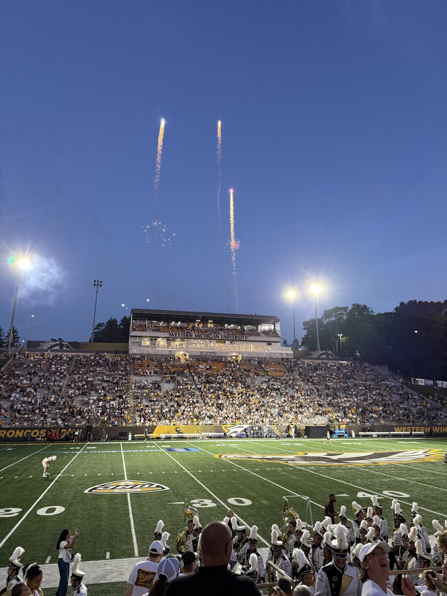 DerekSeidler_77's tweet photo. Huge thanks to @WMU_Football and @CamAllenFB for having me out for a game! It was electric! Hospitality was amazing. Had a lot of great conversations with the recruiting staff and coaches! Thank you WMU 🟡🟤🐴
@pawlakjoe @OrryHellenbrand @sophie10willis @JustinSchmidtFB https://t.co/xmzSvrm8I3