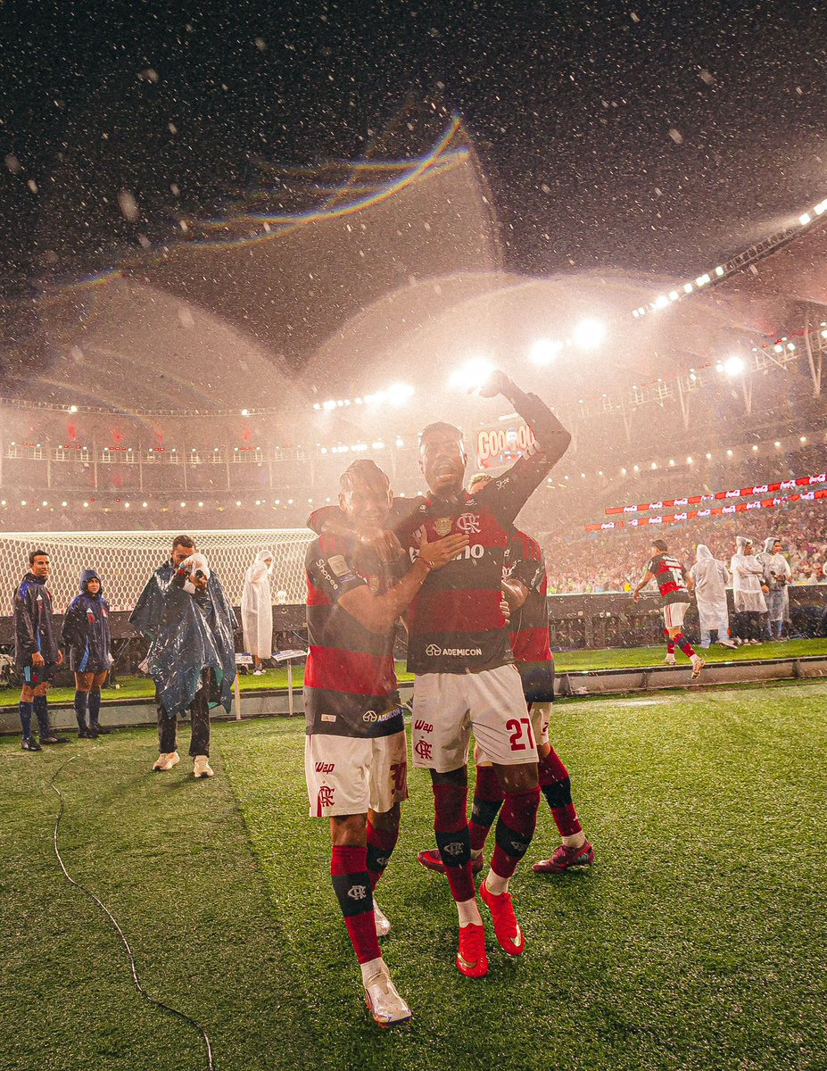 AtaqueFutbolero's tweet photo. Esta foto es brutal.

Bruno Henrique abraza a Joaquín Freitas y lo señala para que toda la hinchada del Flamengo lo ovacione, luego de la asistencia del pibe en su primer partido en el Maracanã y para ganarle (!) a Corinthians al minuto 90.

El diluvio descomunal, el lente del fotógrafo súper mojado y Joaquín con timidez acercándose a la torcida.

Parece una imagen de los 80's. 🇦🇷🚬
