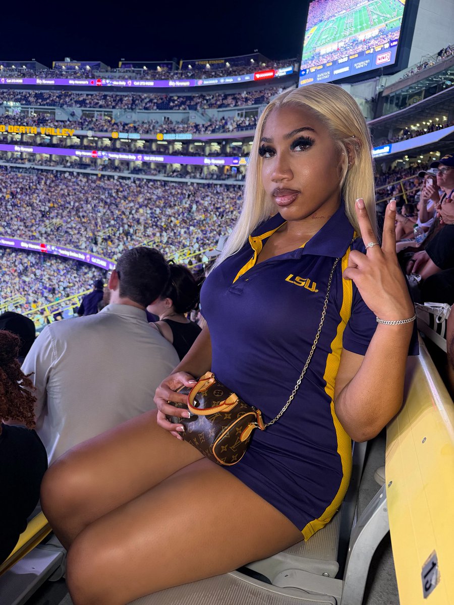 princessxaire's tweet photo. don’t fumble🏈… https://t.co/bl5PhfkCTp