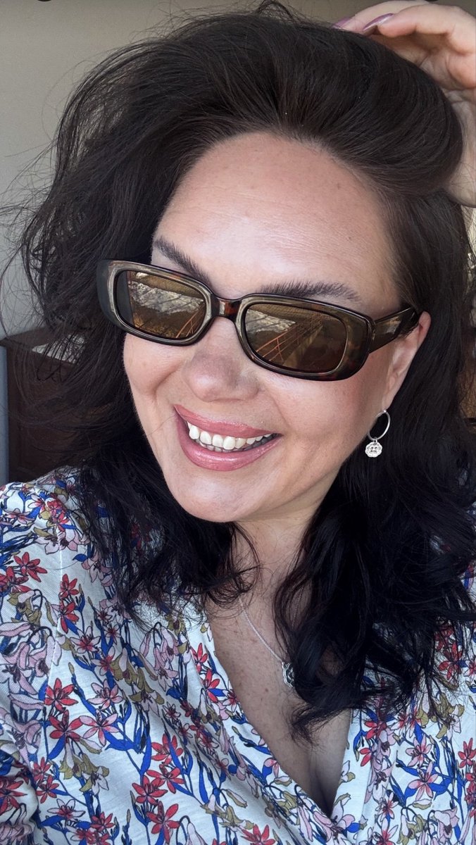 BeckyBecky301's tweet photo. Somewhere between sunshine and good vibes. ☀️ Just a girl enjoying her life. 💋 https://t.co/9jNusAIbu4